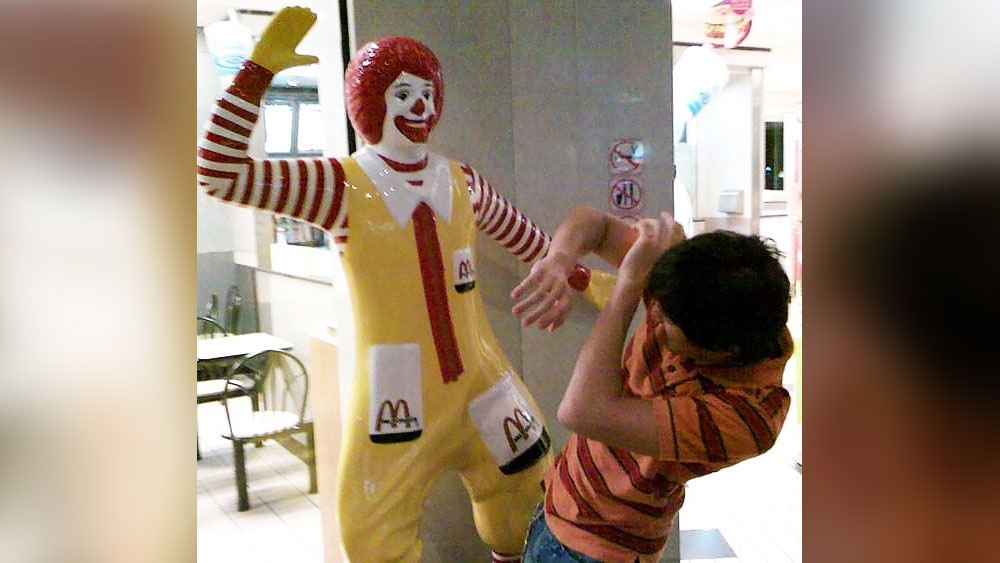 ‘ম্যাকডোনাল্ডস’-এর দোকানের সামনে হলুদ রঙের মূর্তিটি সকলেরই চোখে পড়ে। একটি দোকানের সামনে দেখা যায়, হলুদ মূর্তিটি দুই হাত তুলে নাচের ভঙ্গিতে দাঁড়িয়ে রয়েছে। কিন্তু সামনের ব্যক্তিটি এমন ভঙ্গিমায় দাঁড়িয়ে রয়েছেন যা দেখলে মনে হয়, মূর্তিটি জীবন্ত। সামনে দাঁড়িয়ে লোকটিকে যেন মারতে যাচ্ছে সে।