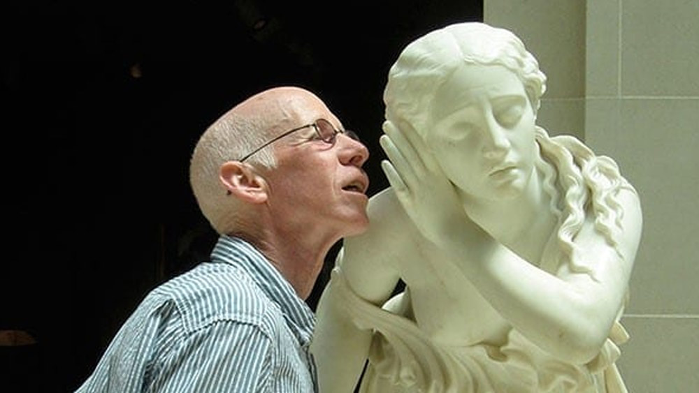 পাছে অন্য কেউ শুনে ফেলে, সেই ভয়ে লোকে কানে কানে গোপন কথা বলে। মিউজিয়ামে এমন একটি মূর্তি রয়েছে যেখানে একটি মহিলা কানে হাত দিয়ে রয়েছেন। এই মূর্তির সঙ্গেই ছবি তোলেন এক ব্যক্তি। মূর্তির কানের কাছে গিয়ে এমন মুখভঙ্গিমা করে ছবি তোলেন যে দেখে মনে হচ্ছে, তিনি মহিলাটির কানে কানে কিছু বলছেন।