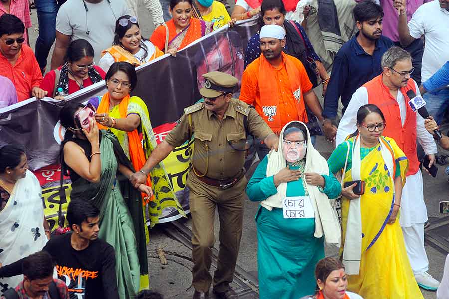 কুশপুতুলে অনেক হ্যাপা। সাজিয়ে-গুছিয়ে প্রতিবাদ।