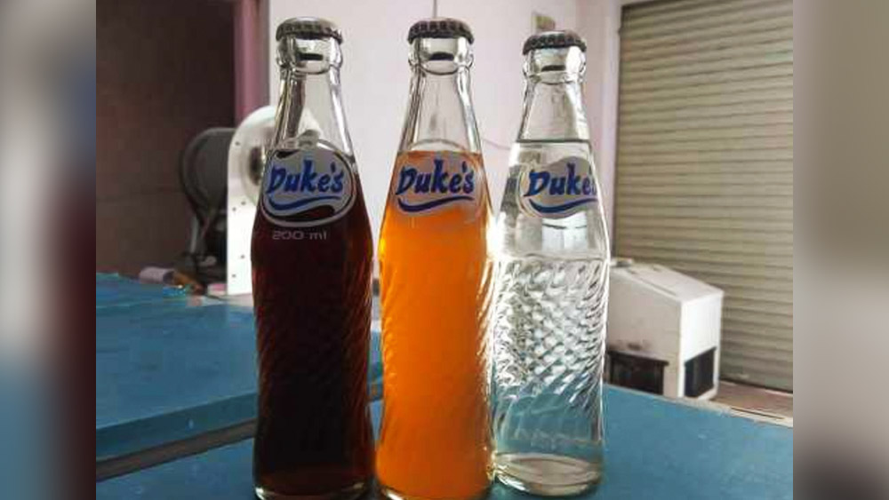 ১৮৮৯ সাল থেকে ১৯৯৪ পর্যন্ত রমরমিয়ে চলা ঠান্ডা পানীয় প্রস্তুতকারক সংস্থা ডিউকসের মালিকানা ছিল পান্ডোলে পরিবারের কাছে। ডিউকস কোম্পানির বিভিন্ন স্বাদের ঠান্ডা পানীয়গুলির মধ্যে অন্যতম ছিল ম্যাঙ্গোলা। এক সময় এই পানীয়ের জনপ্রিয়তা শীর্ষে পৌঁছেছিল।