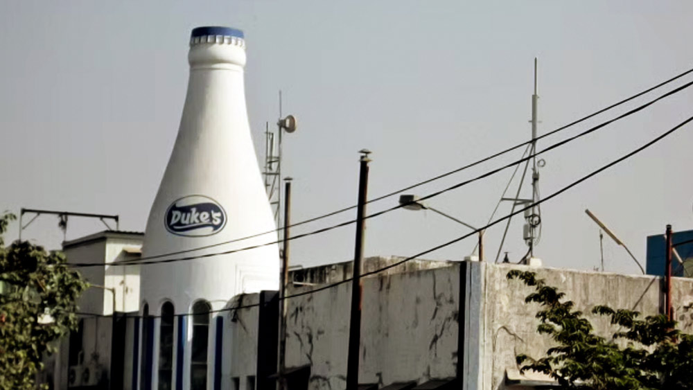 বাজার থেকে প্রতিযোগিতা কমাতেই তড়িঘড়ি এই সংস্থা কিনে নেয় পেপসিকো। বিক্রির সময়ও মুম্বই এবং মহারাষ্ট্রে ডিউকের প্রায় ৫৫ শতাংশ অংশীদারিত্ব ছিল। দারিয়াস এবং জহাঙ্গীরের বাবা দিনশা পান্ডোলেই ডিউক বিক্রি করে দেওয়ার সিদ্ধান্ত নিয়েছিলেন।