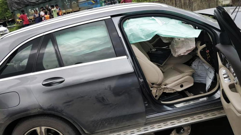 সম্প্রতি মৃত্যু হয় দারিয়াস এবং জহাঙ্গীরের বাবা দিনশা’র। পান্ডোলে ভাইয়েরা বাবার জন্য প্রার্থনা করতে আমদাবাদের কাছে উদওয়াদায় গিয়েছিলেন। সেখানে পার্সিদের ‘অগ্নি মন্দির’ রয়েছে।