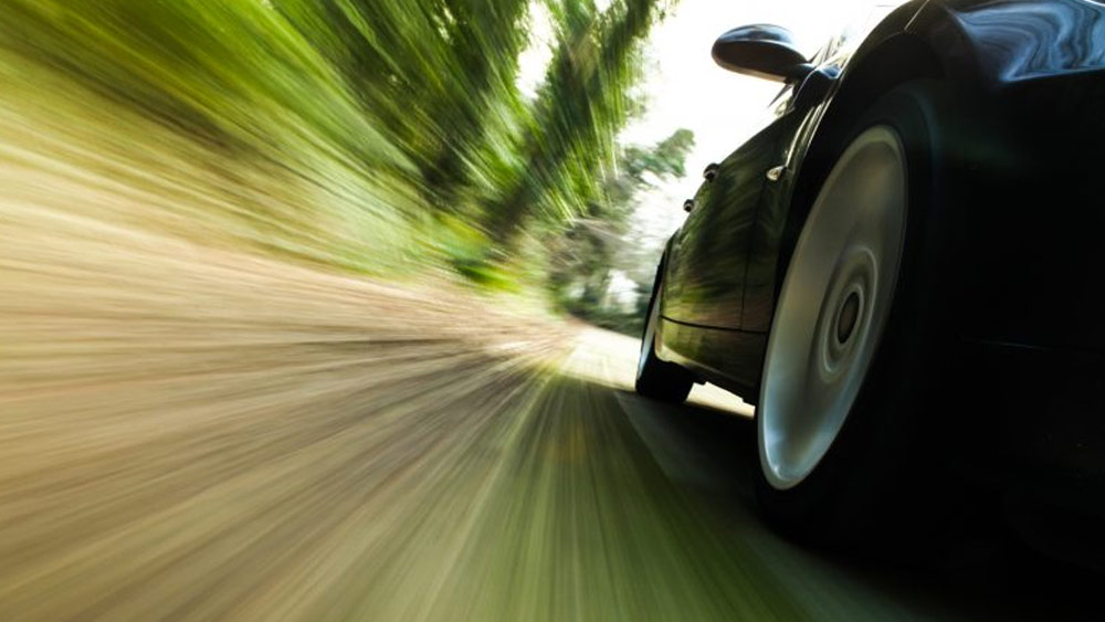 প্রাথমিক তদন্তে মনে করা হচ্ছে, অতিরিক্ত গতির কারণেই নিয়ন্ত্রণ হারিয়ে ফেলেন গাড়ির চালক। আর এর ফলেই গাড়িটি দুর্ঘটনার কবলে পড়ে।