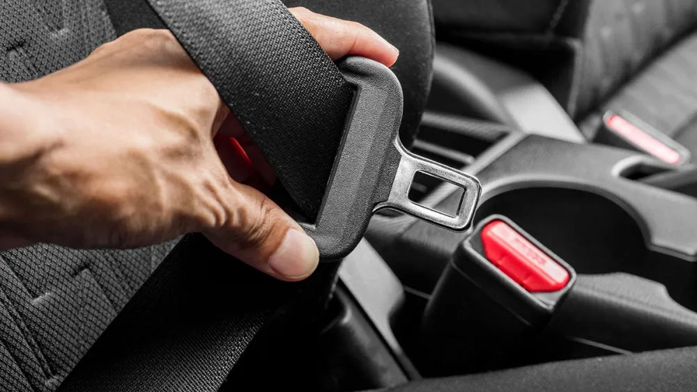 সূত্র মারফত এ-ও জানা গিয়েছে, দুর্ঘটনার সময় গাড়ির পিছনের সিটে বসে ছিলেন সাইরাস। গাড়ি চলার সময় সিট বেল্টও পরেননি তিনি। প্রাথমিক তদন্ত অনুসারে, দুর্ঘটনার সময় সাইরাস এবং জাহাঙ্গীরের মধ্যে কেউই সিট বেল্ট পরে ছিলেন না।