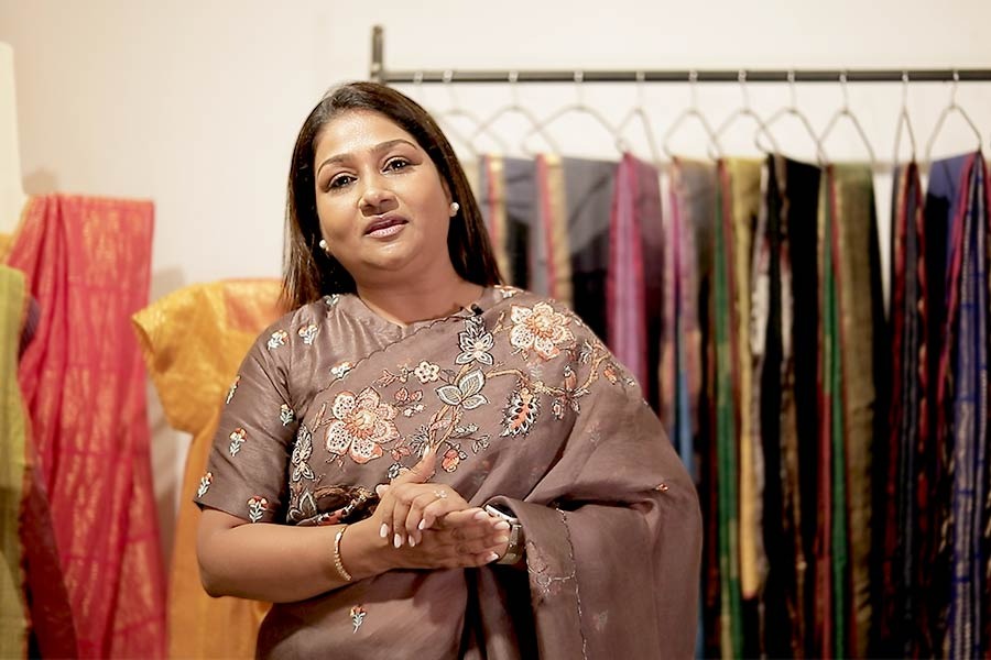  ডলি জৈন (শাড়ি ড্রেপার)।