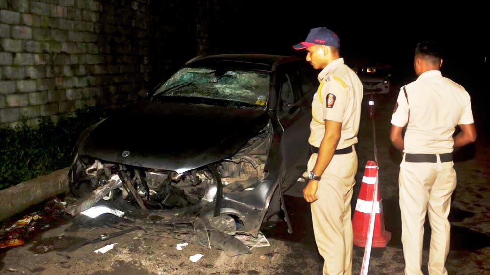 মুম্বই থেকে ১৩৫ কিলোমিটার দূরে পালঘরের কাছে চারোটি এলাকায় একটি নদীর সেতুর উপর থাকা ডিভাইডারে ধাক্কা মারে গাড়িটি। ঘটনাস্থলেই মারা যান সাইরাস। 