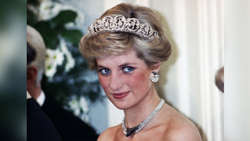 তবে সাইরাসই প্রথম নন, এর আগেও দেশ বিদেশের বহু খ্যাতনামী পথদুর্ঘটনায় মারা গিয়েছেন।রাজকুমারী ডায়না থেকে শুরু করে হলিউডের অভিনেতা, বহু রাজনীতিকও পথদুর্ঘটনায় প্রাণ হারিয়েছেন। কখনও কখনও তাঁদের মৃত্যুকে ঘিরে তৈরি হয়েছে প্রচুর বিতর্ক।