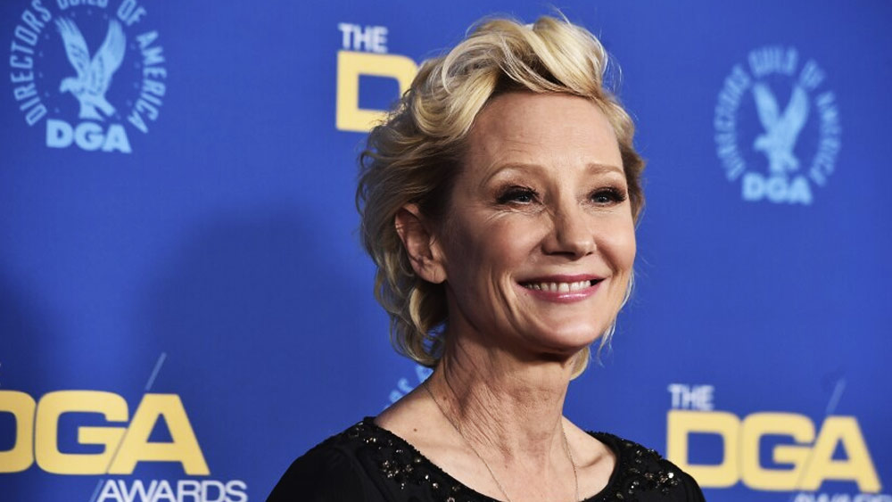 হলিউড অভিনেত্রী অ্যানা হেচও পথদুর্ঘটনায় মারা যান। ২০২২ সালে অগস্ট মাসে তাঁর মৃত্যু হয়। তদন্তে জানা যায়, গতি হারিয়ে তাঁর গাড়িটি একটি বাড়িতে ধাক্কা মারে। সংঘর্ষের ফলে গাড়ি এবং বাড়িতে আগুন লেগে যায়।