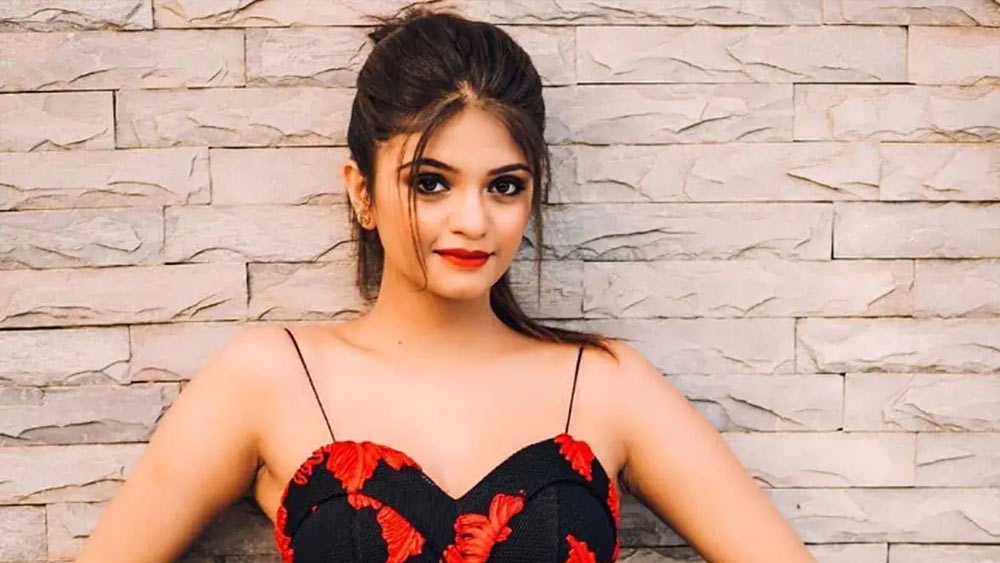 মরাঠি অভিনেত্রী ঈশ্বরী দেশপাণ্ডে ২০২১ সালে একটি পথদুর্ঘটনায় মারা যান। গাড়িতে তাঁর সঙ্গে ছিলেন ছোটবেলার বন্ধুও। 