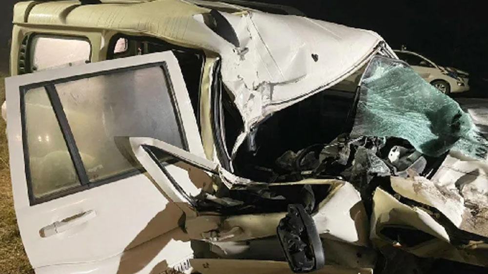 দীপের সঙ্গে গাড়িতে ছিলেন তাঁর বান্ধবীও। একটি ট্রাকের সঙ্গে ধাক্কা লেগে গাড়িটির। হাসপাতালে নিয়ে যাওয়ার পর দীপ মারা গেলেও তাঁর বান্ধবী সুস্থ হয়ে বাড়ি ফেরেন। 