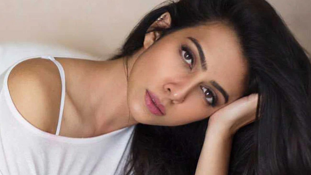 ২০১৭ সালের ২৯ এপ্রিল, গভীর রাতে গাড়ি দুর্ঘটনায় মৃত্যু হয় বাঙালি মডেল সোনিকা সিংহ চৌহানের। গাড়ির চালকের সিটে ছিলেন টলিউড অভিনেতা বিক্রম চট্টোপাধ্যায়। কলকাতার রাসবিহারী অ্যাভিনিউয়ের কাছে একটি গয়নার দোকানের সামনে ল্যাম্পপোস্টে প্রবল বেগে ধাক্কা মারে তাঁদের গাড়ি।