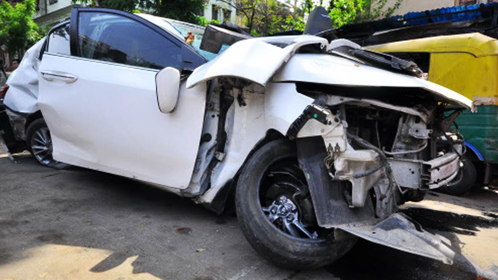 মাথায় গুরুতর আঘাত পান সোনিকা। বিক্রম তাঁকে একটি বেসরকারি হাসপাতালে নিয়ে গেলেও সোনিকাকে আর বাঁচানো যায়নি। এই ঘটনায় টলি তারকাকে গ্রেফতার করা হয়। তিনি নাকি মত্ত অবস্থায় দ্রুত গতিতে গাড়ি চালাচ্ছিলেন। সোনিকা সিংহ চৌহানের মৃত্যুর ঘটনার মামলা চলাকালীন অভিনেতার পাসপোর্ট বাজেয়াপ্ত করা হয়।