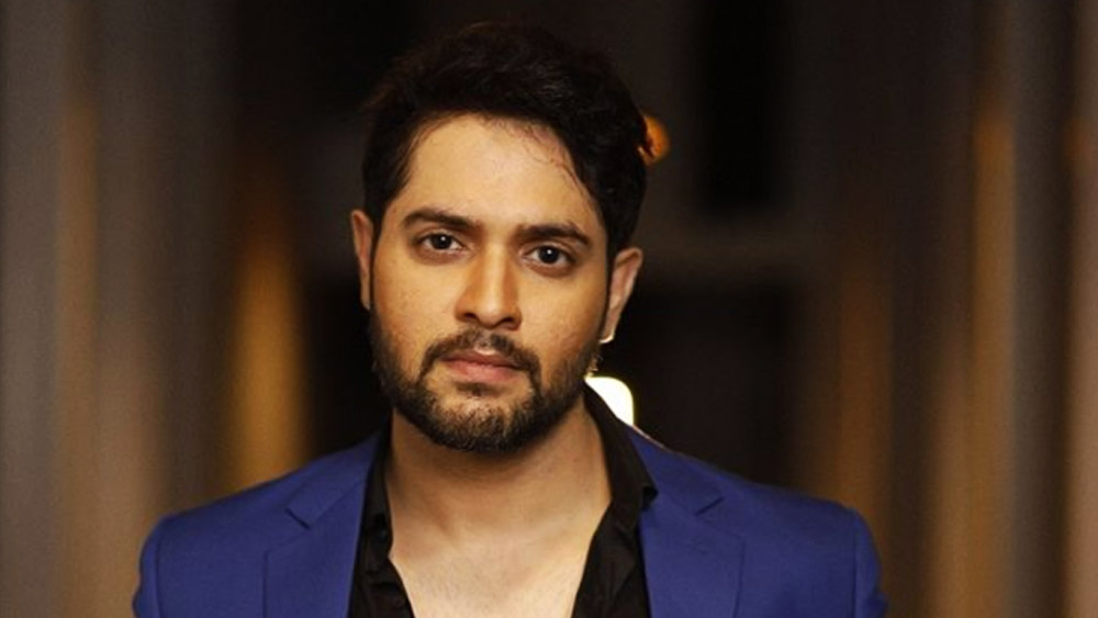 সম্প্রতি লন্ডনে শ্যুটিং করতে যাওয়ার কথা ছিল বিক্রমের। আদালতে পাসপোর্ট ফিরে পাওয়ার আর্জিও জানিয়েছিলেন তিনি। কিন্তু আদালত বিক্রমের সেই আর্জি খারিজ করে দেয়। আদালতের তরফে জানানো হয়েছে, বিচারপ্রক্রিয়া তাড়াতাড়ি শুরু হবে। তাই এখন দেশের বাইরে গেলে সমস্যা হবে।