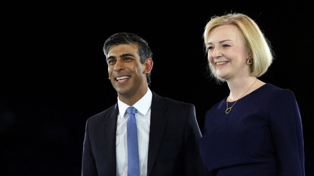 ব্রিটেনের প্রধানমন্ত্রী হওয়ার লড়াইয়ে ছিলেন লিজ ট্রাস এবং ভারতীয় বংশোদ্ভূত ঋষি সুনক। ৫ সেপ্টেম্বর, সোমবার সাত সপ্তাহব্যাপী প্রচার এবং নির্বাচন প্রক্রিয়ার শেষে চূড়ান্ত ফলাফল ঘোষিত হল। কনজারভেটিভ পার্টি সূত্রে খবর, লড়াইয়ের প্রাথমিক পর্বে সুনক এগিয়ে থাকলেও নয়া কর নীতি-সহ নানা সংস্থারমূলক কর্মসূচির প্রতিশ্রুতি দিয়ে কনজারভেটিভ পার্টির সদস্যদের মন জয় করে নেন লিজ।