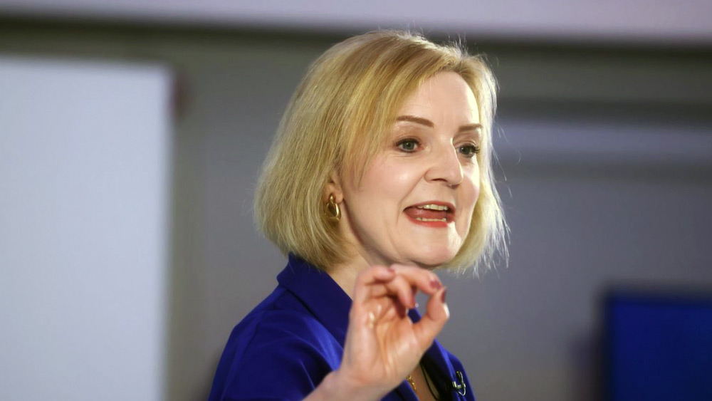 ১৯৯৬ সালে অক্সফোর্ড বিশ্ববিদ্যালয় থেকে স্নাতক হন লিজ। তাঁর বিষয় ছিল দর্শন, রাষ্ট্রবিজ্ঞান এবং অর্থনীতি। 