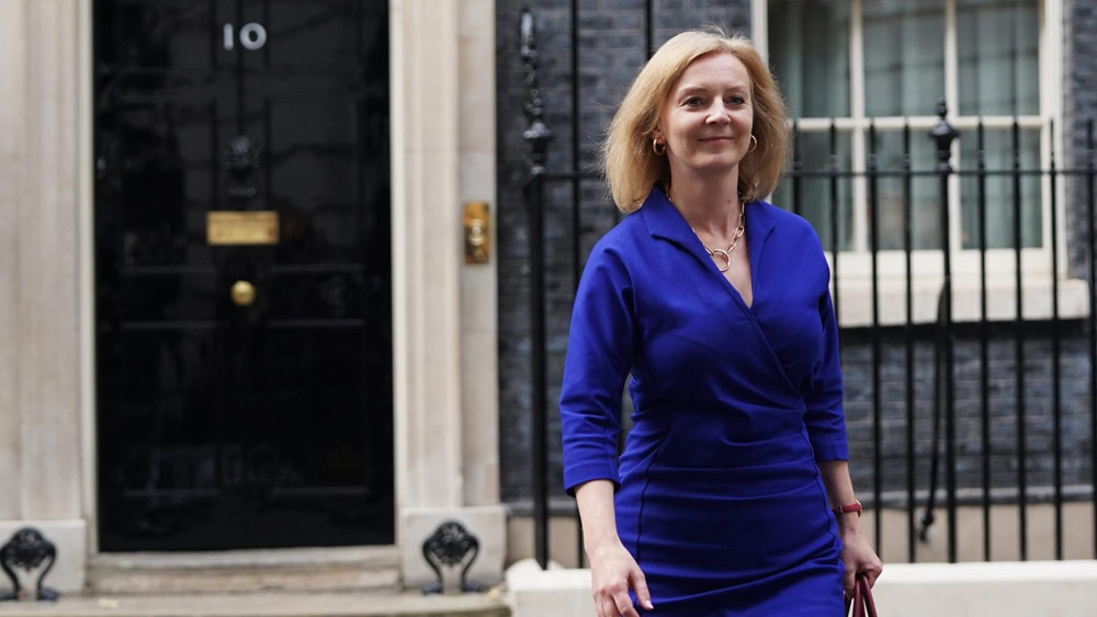 স্নাতক হওয়ার পর কর্মসূত্রে বেশ কিছু দিন কেবল সংযোগের কাজের সঙ্গে যুক্ত ছিলেন ট্রাস। তার অনেক পরে তিনি সক্রিয় রাজনীতির সঙ্গে যুক্ত হন।