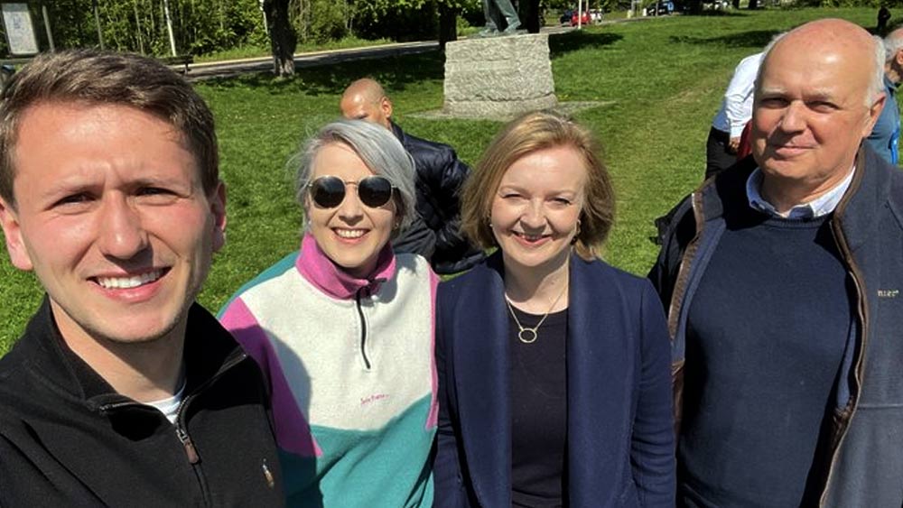 লিজের বাবা লিডস বিশ্ববিদ্যালয়ের অঙ্কের অধ্যাপক ছিলেন। মা ছিলেন নার্স এবং শিক্ষিকা। পরিবারে বামপন্থী আবহ থাকায় লিজের কনজারভেটিভ দলে যোগদান মেনে নিতে পারেননি তাঁর বাবা। মেয়ের হয়ে প্রচারে নামতেও রাজি হননি। মেয়ের অনুরোধে মা অবশ্য প্রচারে যেতে রাজি হয়েছিলেন।