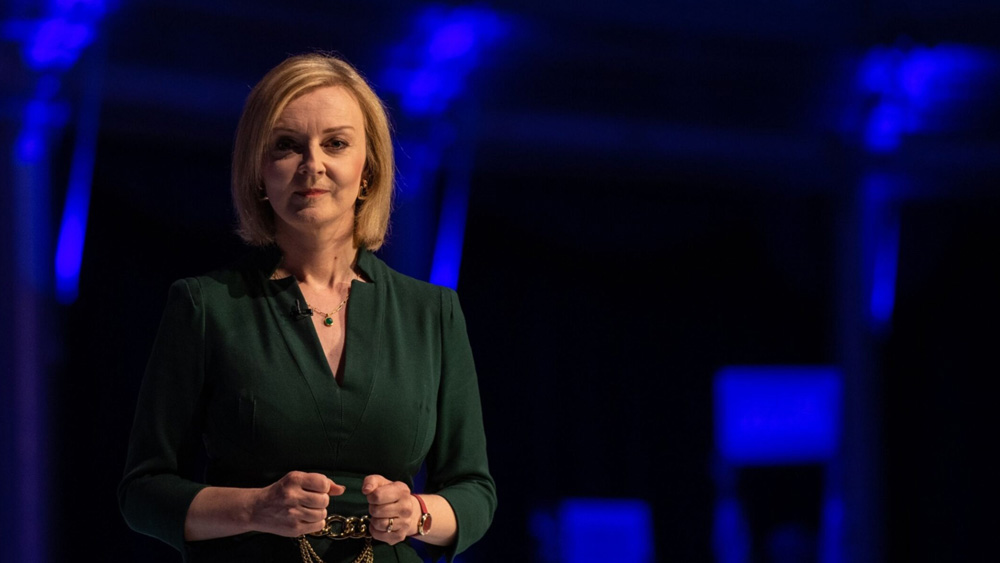 এক সময় ইউরোপীয় ইউনিয়ন থেকে বেরিয়ে যাওয়ার তীব্র বিরোধী হলেও গণভোটে ব্রিটেনের মানুষ ব্রেক্সিটের পক্ষে ভোট দেওয়ায় অবস্থান বদলে ব্রেক্সিট-পন্থী হয়ে ওঠেন লিজও।