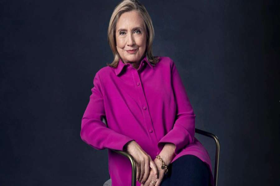 স্কার্ট ছেড়ে প্যান্টস্যুট পরার কারণ খোলসা করলেন হিলারি ক্লিন্টন।