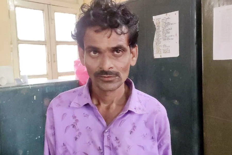 ব্যাঙ্ক থেকে কখনও বেতন তোলেননি ধীরাজ।