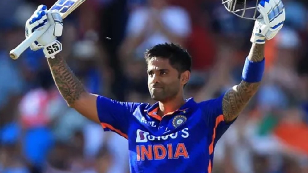 চার নম্বরে নামবেন সূর্যকুমার যাদব। এই মুহূর্তে টি-টোয়েন্টি ক্রিকেট বিশ্বের অন্যতম সেরা ব্যাটার তিনি। হংকংয়ের বিরুদ্ধে আরও এক বার দেখিয়েছেন, ব্যাট হাতে কতটা বিধ্বংসী হতে পারেন।