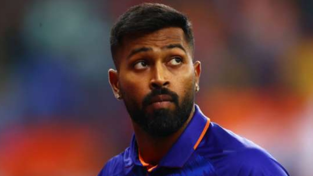 পাঁচ নম্বরে আসবেন হার্দিক পাণ্ড্য। শ্রীলঙ্কার বিরুদ্ধে গুরুত্বপূর্ণ ম্যাচে তাঁকে সাজঘরে রেখে মাঠে নামবেন না রোহিতরা। বদলে যাওয়া হার্দিক ব্যাট এবং বল হাতে ম্যাচের রং বদলে দিতে পারেন। যদিও আগের ম্যাচে পাকিস্তানের বিরুদ্ধে ভাল খেলতে পারেননি।