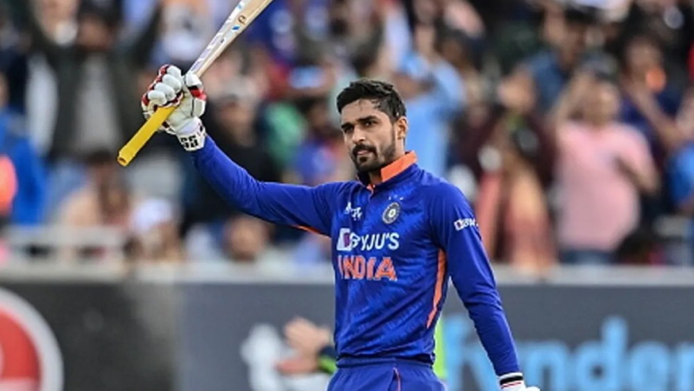 ব্যাটিং অর্ডারের ছয় নম্বরে সম্ভবত আসবেন দীপক হুডা। আগ্রাসী ব্যাটিংয়ের পাশাপাশি বল হাতেও কার্যকর তিনি। যদিও পাকিস্তানের বিরুদ্ধে তাঁকে বোলার হিসাবে ব্যবহার করেননি রোহিত। রবিচন্দ্রন অশ্বিনও ভাবনায় আছেন। সে ক্ষেত্রে ব্যাটিং অর্ডারে পরিবর্তন হতে পারে।