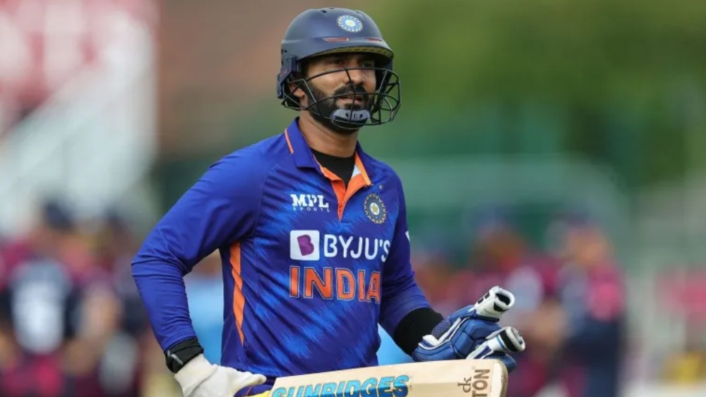 প্রথম একাদশে ফিরতে পারেন দীনেশ কার্তিক। পাকিস্তানের বিরুদ্ধে তাঁকে প্রথম একাদশে রাখা হয়নি। কিন্তু শ্রীলঙ্কার বিরুদ্ধে ব্যাটিং অর্ডারে সাত নম্বরে দেখা যেতে পারে তাঁকে। সে ক্ষেত্রে উইকেটরক্ষকের ভূমিকা পালন করবেন তিনিই।