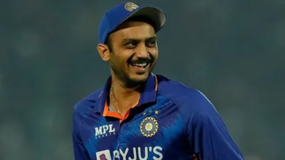 খেলতে পারেন অক্ষর পটেল। বাঁ হাতি স্পিনারের ব্যাটিংয়ের হাতও খারাপ নয়। তাই শ্রীলঙ্কার বিরুদ্ধে তাঁর খেলার সম্ভাবনা ভালই। তাতে বাড়বে ব্যাটিং গভীরতাও। আট নম্বরে নামবেন তিনি। চহালের বদলে প্রথম একাদশে আসতে পারেন অক্ষর।