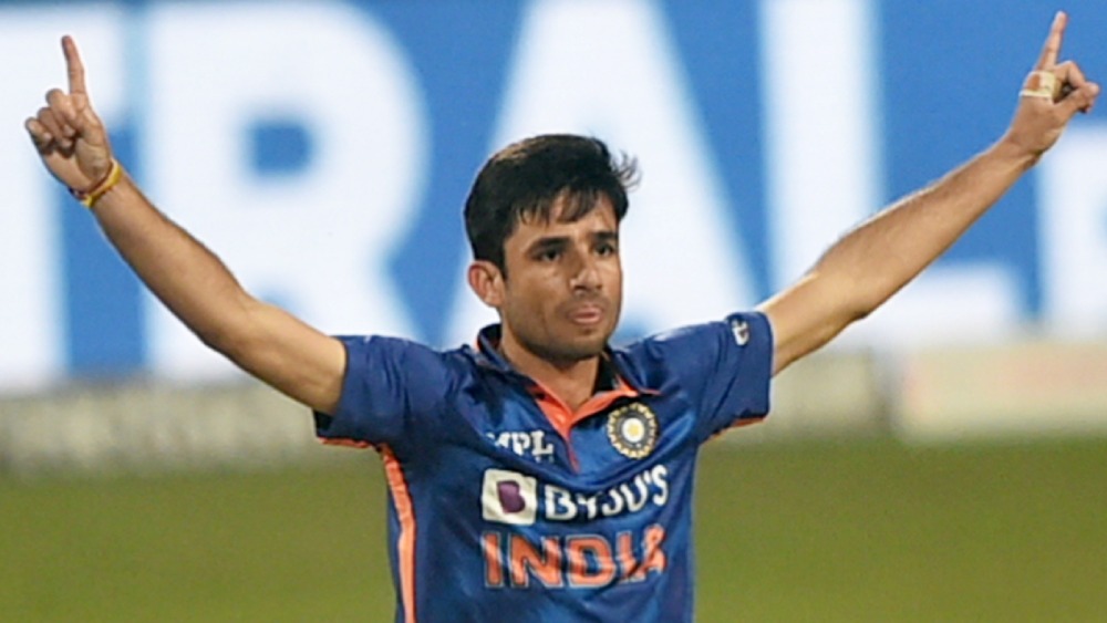 নবম স্থানে দেখা যেতে পারে আর এক স্পিনার রবি বিষ্ণোইকে। ব্যাটিং অর্ডারের শেষ দু’টি জায়গা জোরে বোলারদের জন্য। দশ নম্বরে ব্যাট করতে আসবেন ভুবনেশ্বর কুমার। এশিয়া কাপের ভারতীয় দলের তিনিই প্রধান বোলার।