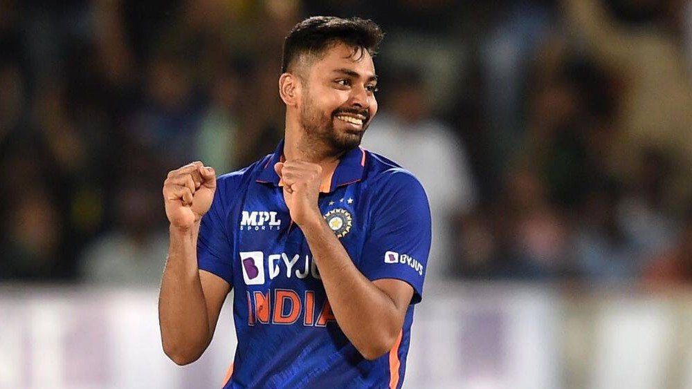 ব্যাটিং অর্ডারের শেষ জায়গার জন্য লড়াই দুই তরুণ জোরে বোলারের। অর্শদীপ সিংহ এবং আবেশ খানের মধ্যে এক জন খেলবেন। শ্রীলঙ্কার বিরুদ্ধে আবেশকেই খেলানোর কথা ভাবছেন রোহিত-দ্রাবিড়রা।