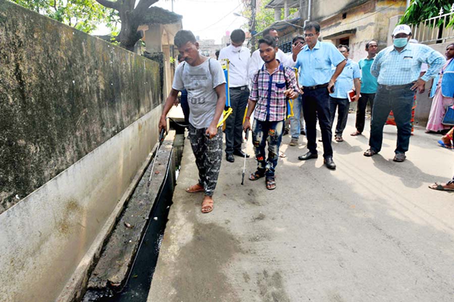 পরিদর্শন: হাওড়ার পি রোডে চলছে মশা দমন অভিযান। সোমবার। ছবি: দীপঙ্কর মজুমদার