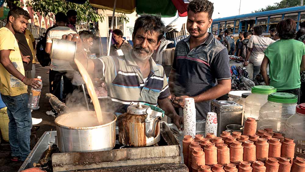 কলকাতা মানেই চায়ের আড্ডা। পুজোর আমেজ মেখে রাস্তায় দাঁড়িয়ে ভাঁড়ে ধোঁয়া ওঠা চায়ে চুমুক — মজাই আলাদা! তবে সঙ্গে চা টাও তো ভাল হতে হবে! এই প্রতিবেদনে রইল কলকাতার কিছু বিখ্যাত চায়ের দোকানের হদিশ। 