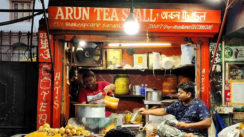 অরুণ টি স্টল:  কেশরি চা পছন্দ করেন? তা হলে এই দোকানে এক বার যেতেই পারেন। কম দামে কলকাতার অন্যতম সেরা কেশরি চায়ের ঠিকানা। সঙ্গে খেতে পারেন খাস্তা কচুরি ও তরকারি। 