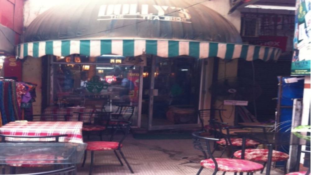 ডলি’স - দ্য টি শপ:  ভারতের প্রথম চা পরীক্ষক ডলি রায়ের হাতে তৈরি এই দোকান। এখানে পাবেন দার্জিলিং, অসম, উত্তরাঞ্চল ও নীলগিরি থেকে আসা বিভিন্ন ধরনের চা। এ ছাড়াও মিলবে নানা স্বাদের আইস টি।