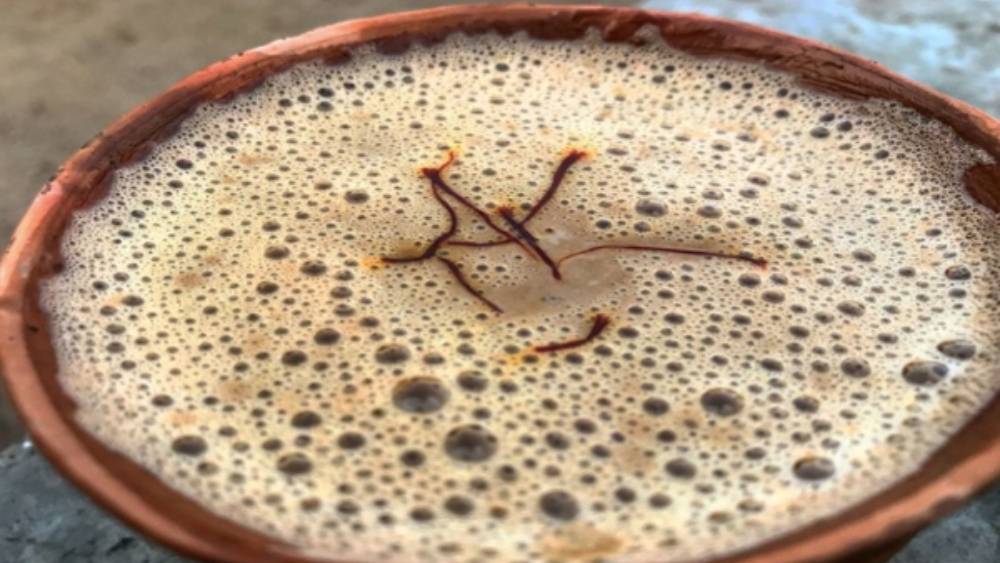 শ্যামল’স টি স্টল: দিনভরের ব্যস্ততা পেরিয়ে যাদবপুরে শ্যামলদার দোকানের এক কাপ চা কিন্তু কামাল করে দিতে পারে। পুজোয় ঠাকুর দেখতে দেখতে এক বার ঘুরে আসতেই পারেন এই দোকান থেকে। 