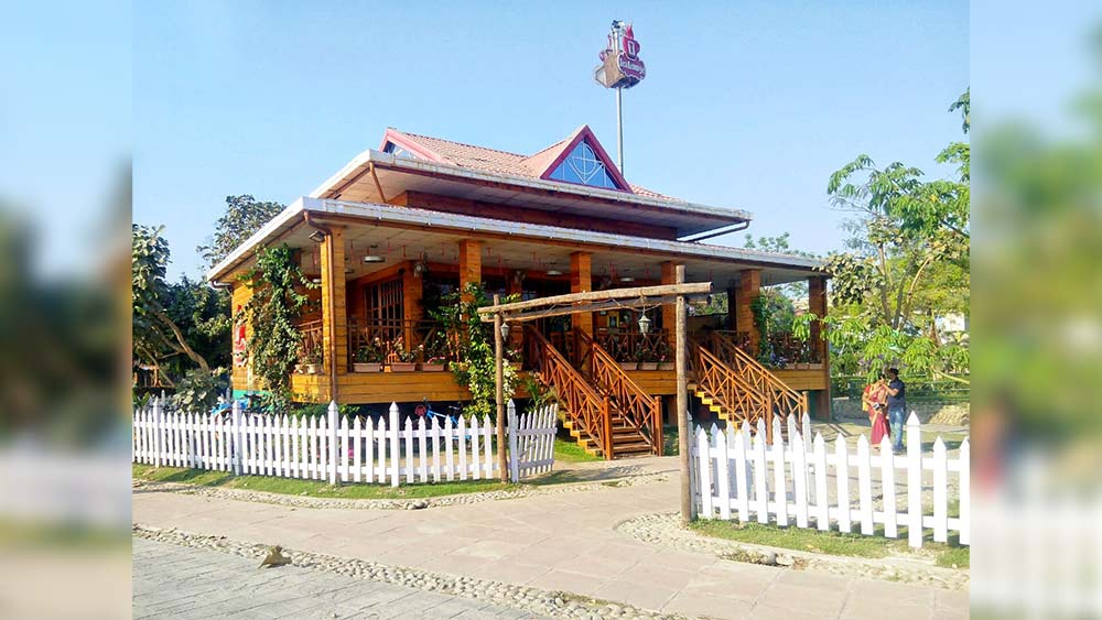 ইউলি টি লঞ্জ: সবুজে ঘেরা পরিবেশে চা খাওয়ার কিন্তু মজাই আলাদা। আপনিও যদি সেই আনন্দ উপভোগ করতে চান তা হলে যেতে হবে ইউলি টি লঞ্জে। এখানে গেলে অবশ্যই খেয়ে দেখুন রাজগড় স্ট্রবেরি টি ও দার্জিলিং জেসমিন টি।