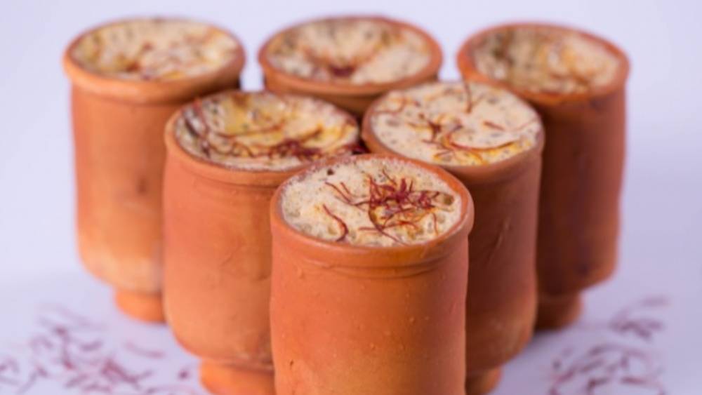 শর্মা টি:  এই দোকানটি বালিগঞ্জে চা প্রেমীদের পছন্দের ঠিকানা। সারা রাত ঠাকুর দেখে ফেরার সময় হোক, বা সারা দিন ঘোরাঘুরি করে ক্লান্তি কাটানো। এদের দোকানের এক কাপ চায়েই আপনি চাঙ্গা! 