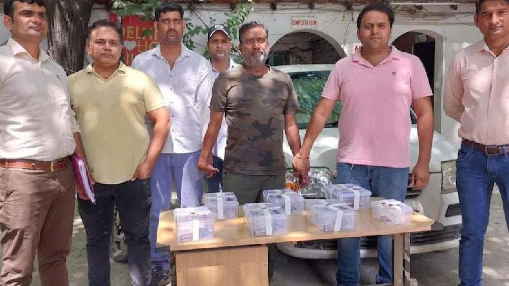 অনিল চৌহান নামে ওই ব্যক্তি রীতিমতো দল তৈরি করে গাড়ি চুরি করতেন বলে পুলিশ জানিয়েছে। দেশের বিভিন্ন প্রান্ত থেকে গাড়ি চুরি করে পাঠিয়ে দেওয়া হত নেপাল এবং উত্তর-পূর্ব ভারতের রাজ্যগুলিতে।