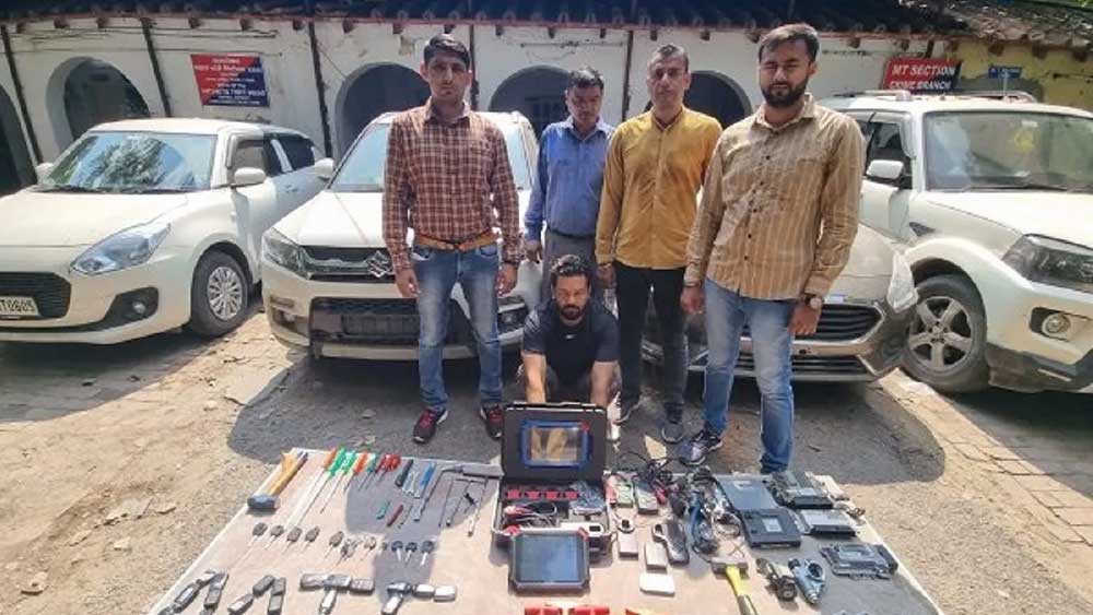 অবশ্য কন্ট্রাক্টর হিসাবে কাজ করার সময়ই তাঁর বিরুদ্ধে বেআইনি লেনদেনের অভিযোগ ওঠে। বাড়িতে ইডি তল্লাশি চালায়।