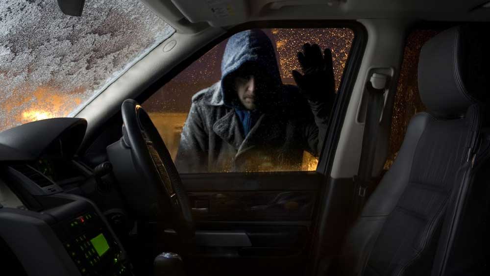 অভিযোগ, গাড়ি চুরির পাশাপাশি বেআইনি অস্ত্রও বিক্রি করতেন ধৃত অনিল। দেশি পিস্তলের রমরমা কারবার চালাতেন তিনি।