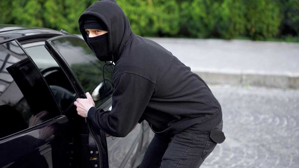 এখানেই শেষ নয়। পুলিশ জানিয়েছে, গণ্ডারের শিং পাচার করা ছিল তাঁর আরও একটি ব্যবসা। অভিযোগ, দেশের উত্তর-পূর্ব রাজ্যগুলিতে তিনি এই পাচারের ব্যবসা চালাতেন।