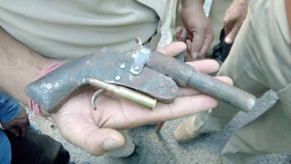 গ্রেফতারের সময় তাঁর কাছ থেকে একটি দেশি পিস্তল এবং দু’টি তাজা কার্তুজ উদ্ধার হয়েছে। এ ছাড়া একটি চোরাই মোটরবাইকও উদ্ধার হয়েছে বলে পুলিশ জানিয়েছে।