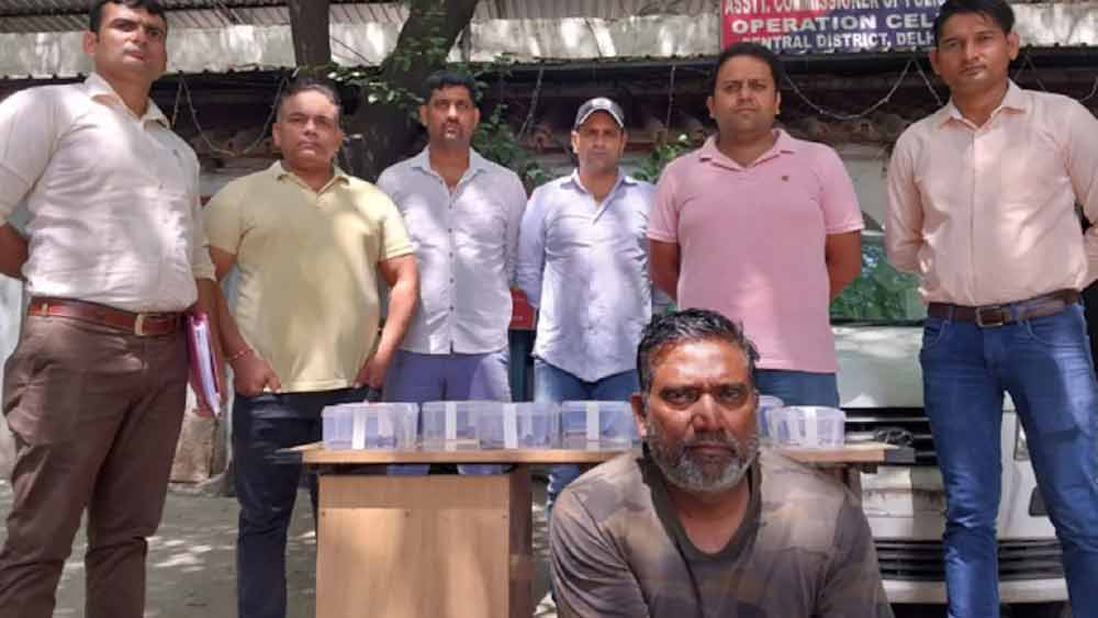  জিজ্ঞাসাবাদের পর আরও বেআইনি অস্ত্রের হদিস মিলেছে। এর মধ্যে রয়েছে তিনটি দেশি পিস্তল এবং পাঁচটি তাজা কার্তুজ। একটি চুরি করা গাড়িও উদ্ধার হয়েছে।