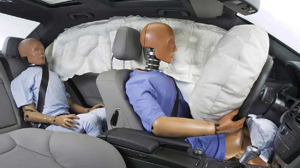 নিরাপত্তার কারণে চার চাকা গাড়িগুলিতে ছ’টি করে এয়ারব্যাগ থাকা আবশ্যিক। কিন্তু তথ্য বলছে, দেশের রাস্তায় চলাচল করা গাড়িগুলির মধ্যে ৯০ শতাংশ গাড়িতেই ছ’টি করে এয়ারব্যাগ নেই। নিরাপত্তার ক্ষেত্রে এই মূল বৈশিষ্ট্যটি কেবল মাত্র কয়েকটি বিলাসবহুল গাড়ির মধ্যেই সীমাবদ্ধ।