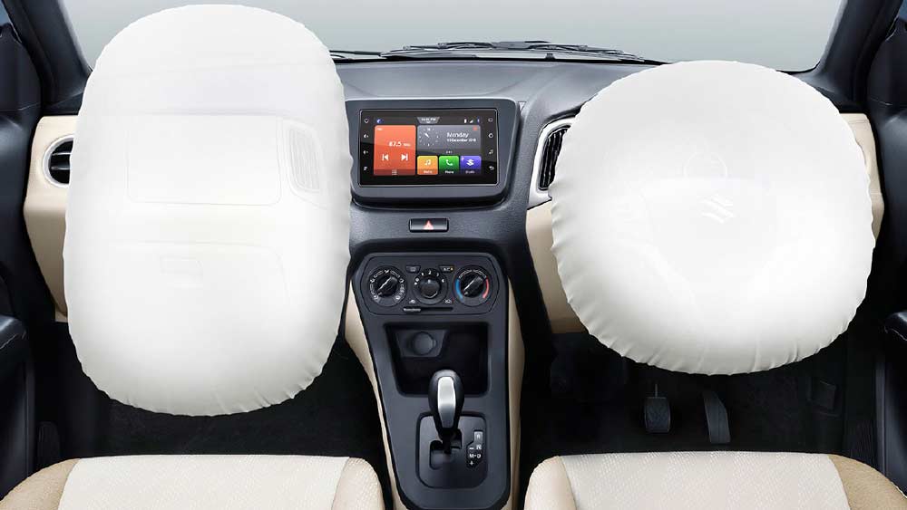 দেশের বেশির ভাগ চারচাকার গাড়িগুলিতেই দু’টি করে এয়ারব্যাগ থাকে। এর থেকে কম এয়ারব্যাগ থাকা গাড়িগুলির ভারতের রাস্তায় চলাচলের অনুমতি নেয়। এই বছরের জানুয়ারি মাসে সমস্ত নতুন গাড়িতে এয়ারব্যাগ থাকা বাধ্যতামূলক করেছে কেন্দ্র। এর আগে কেনা গাড়িগুলির মধ্যে এমন অনেক গাড়িও রয়েছে, যাতে একটিও এয়ারব্যাগ নেই।