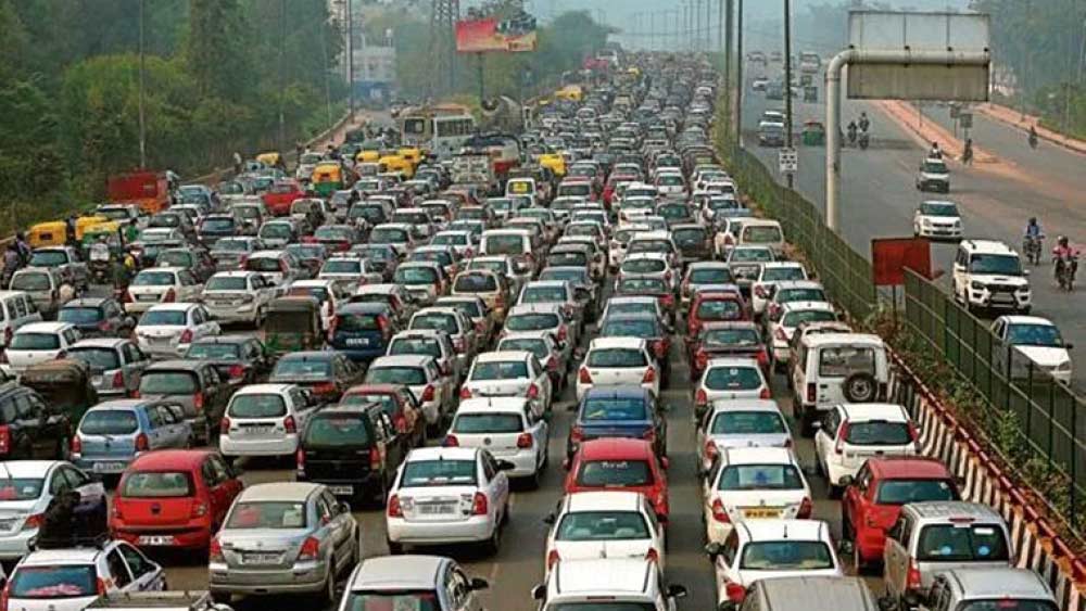 দুর্ঘটনা কমাতে সরকার সমস্ত গাড়ি কোম্পানিগুলিতে আরও সুরক্ষা বাড়ানোর উপর জোর দিতে বলছে। গাড়ি কোম্পানিগুলি কিন্তু অন্য কথা বলছে।