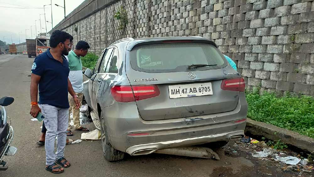 ভারতে বিভিন্ন সংস্থার গাড়িগুলিতে কেন আরও বেশি করে নিরাপত্তা বৈশিষ্ট্য যোগ করা দরকার তার সাম্প্রতিক উদাহরণ হল, পথদুর্ঘটনায় টাটা গ্রুপের প্রাক্তন চেয়ারম্যান সাইরাস মিস্ত্রির মৃত্যু। রবিবার দুপুর সওয়া ৩টে নাগাদ নাগাদ মুম্বই থেকে ১৩৫ কিলোমিটার দূরে পালঘরের চারোটি এলাকায় সূর্য নদীর সেতুর উপর থাকা ডিভাইডারে ধাক্কা মারে সাইরাসদের গাড়িটি। ঘটনাস্থল থেকে মৃত অবস্থায় পাওয়া যায় সাইরাসকে। মৃত্যুর সময় তাঁর বয়স হয়েছিল ৫৪।