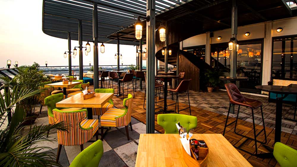 পোলো ফ্লোটেল, কলকাতা জেটি স্ট্র্যান্ড রোড হুগলি নদীর তীরে ভাসমান হোটেল। ঘরগুলিতে স্যাটেলাইট টিভি এবং ছোট বার রয়েছে। ২৪ ঘণ্টা রেস্তরাঁ এবং লাউঞ্জ এটি। পরিবেশবান্ধব এই হোটেলটিতে একটি ফিটনেস সেন্টারও রয়েছে।  ঠিকানা – ৯, জেটি, ১০, স্ট্র্যান্ড রোড, বিবাদি বাগ, কলকাতা ৭০০০০১