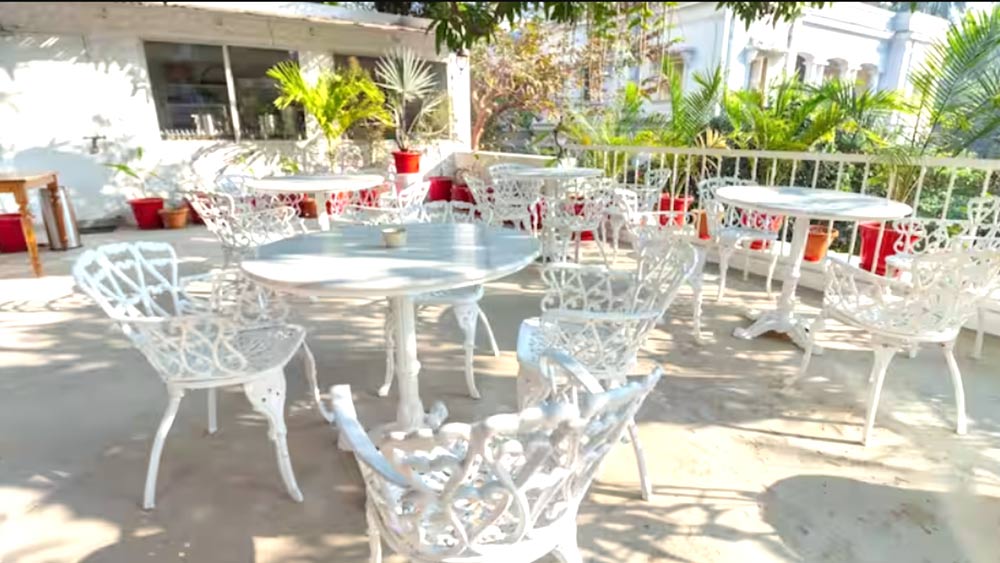 ক্র্যাফট কফি, বালিগঞ্জ	 সাদা এবং উজ্জ্বল হলুদ আলোর ছায়া একটি অন্য মাত্রা দিয়েছে এই ক্যাফেকে। এখানে একটি কফি রোস্টিং জোন রয়েছে, সঙ্গে লাইভ বেকারি। কফি, স্যান্ডউইচ, বার্গার, পিৎজা, পাস্তা, সি ফুড, ডেজার্ট ইত্যাদি পাওয়া যায় এখানে।  এই ক্যাফের একটি অন্যতম দিক হল এটি পোষ্য বান্ধব। প্রিয় পোষ্যকে সঙ্গে নিয়েও দিব্যি যেতে পারেন এখানে। ঠিকানা – ২৬, বালিগঞ্জ পার্ক রোড, কলকাতা ৭০০০১৯ 